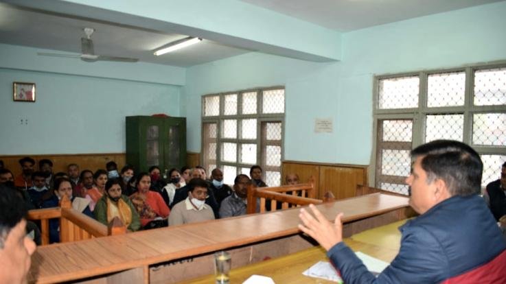 समयबद्ध होकर निपटाए जाएं लोगों के राजस्व संबंधित कार्य: एसडीएम देहरा
