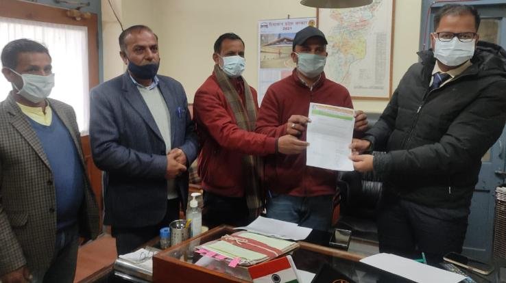 Shimla: Contractor Association Theog raised the demand to remove the requirement of mform