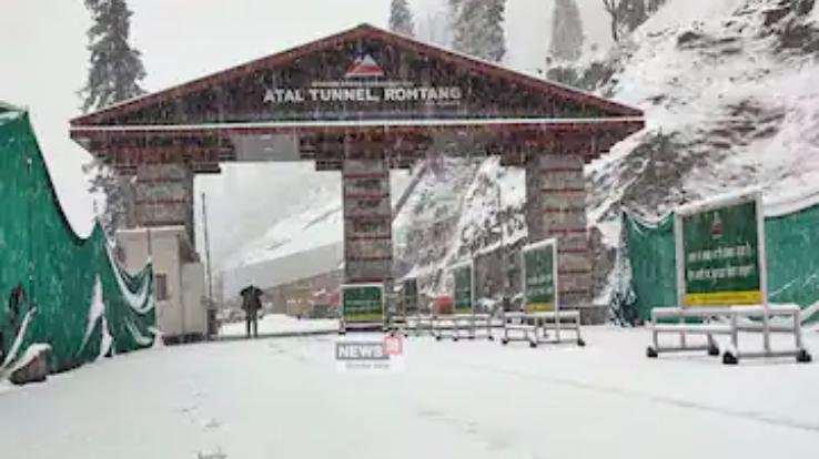 Himachal Pradesh: Snowfall continues in Atal Tunnel, 45 roads of the state closed