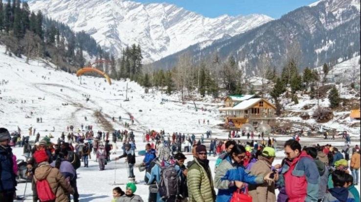 The first snowfall of the year occurred in Himachal Pradesh's famous tourist destination Manali, Solangnala