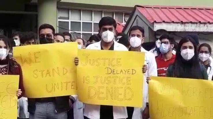 IGMC Shimla doctors sit on strike for 2 hours after NEET PG counseling has been temporarily extended