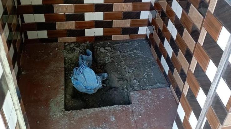 डाडासीबा - सुभाषपुर बाजार मे गत रात सार्वजनिक शौचालय से सिटिंग सीट ही ले उडे चोर