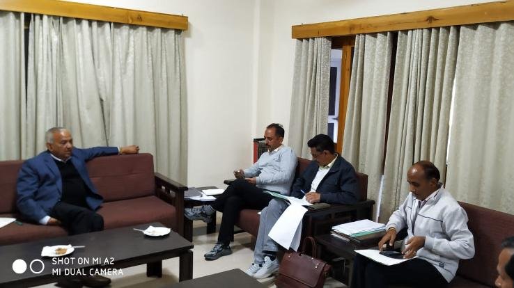 ज्वालामुखी: विधायक रमेश धवाला ने लोक निर्माण विभाग के अधिकारियों के साथ की बैठक