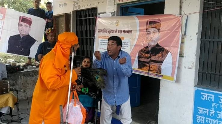 Dehra: The importance of Him Care Scheme was told to the people in Ghiyori and Jumble Panchayat