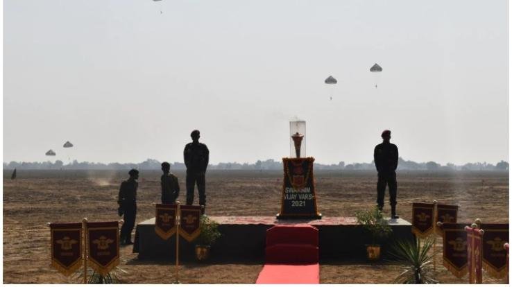 Former para-troopers involved in 1971 war pay tribute to CDS Bipin Rawat by para-jumping