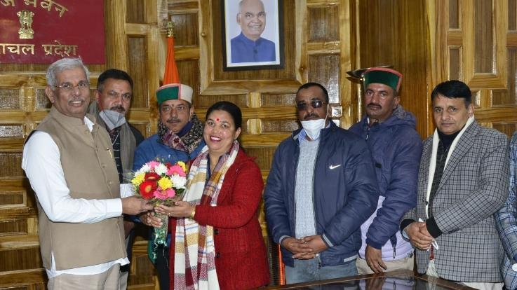 Shimla: Newly elected office bearers of non-teacher union met the governor