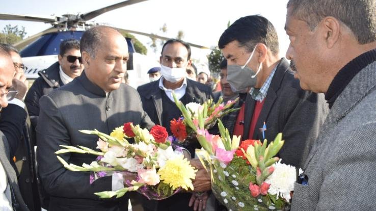 Shimla: Warm welcome to Chief Minister on arrival at Palampur
