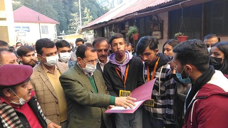 शिमला: सुरेश भारद्वाज से मिले संजौली एबीवीपी इकाई के छात्र, विभिन्न मांगों को लेकर सौंपा ज्ञापन