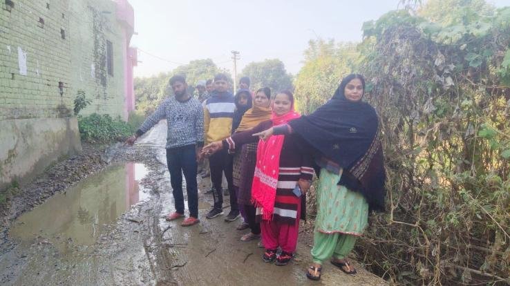 इंदौरा : राजाखासा गाँव में मुख्य रास्ते के हाल बेहाल, विभाग की अनदेखी से लोग नरकीय जीवन जीने को हुए मज़बूर