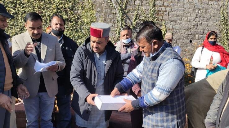 Solan: Dr. Solar power lights distributed by Saijal in Dharampur