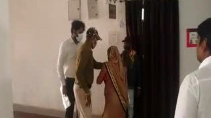 In Chhattisgarh, woman tried to kill IAS officer with slippers, read what is the whole matter