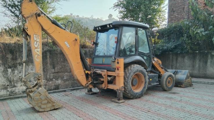 इंदौरा : राम गोपाल मंदिर डमटाल की भूमि पर अवैध खनन कर रही एक जेसीबी मशीन और दो टिप्पर को पुलिस ने किया जप्त