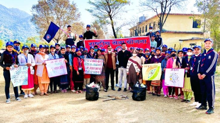Kangra: One day cleanliness drive by volunteers of NSS and Rover Ranger unit