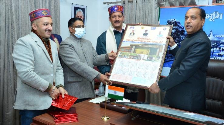 शिमला: सीएम जयराम ठाकुर ने कामगार कल्याण बोर्ड के कैलेंडर का किया विमोचन