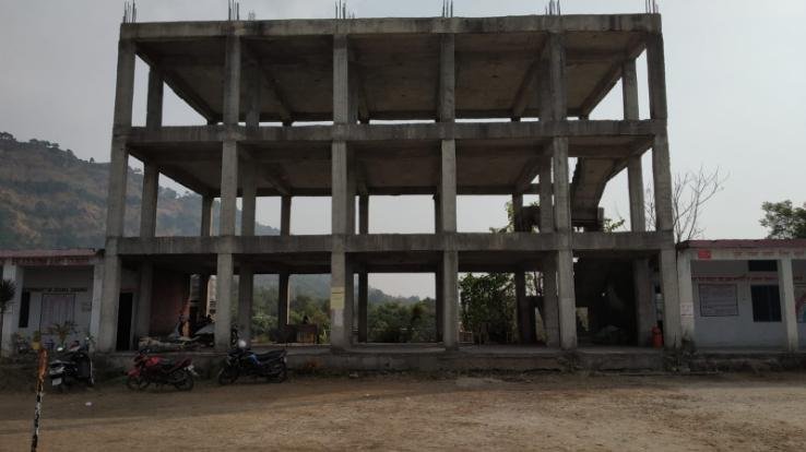ज्वालामुखी: अधर में लटका बड़ोग लाहड़ स्कूल का भवन कार्य, खुले मैदान में पढ़ऩे को मजबूर के बच्चे