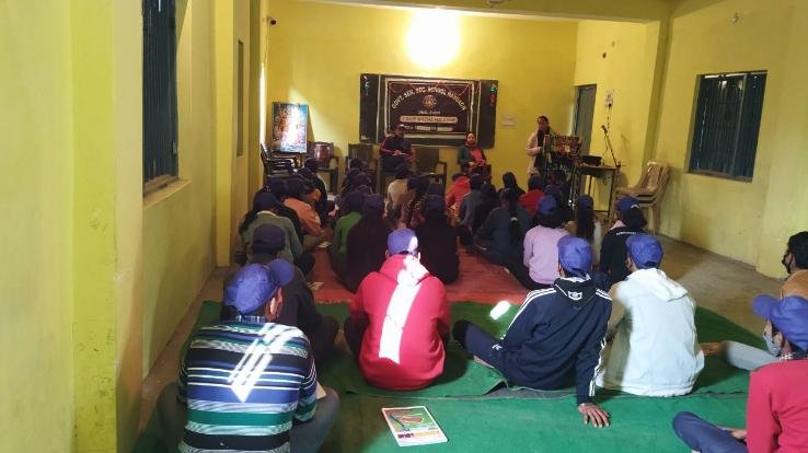 Dadlaghat: Students beautified the school in Government Senior Secondary School, Navgaon