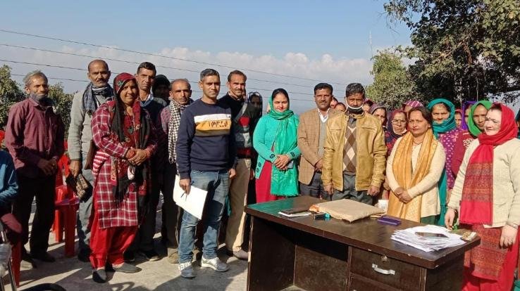 ज्वालामुखी: बच्चों की छात्रवृत्ति के 20 फार्म भरे