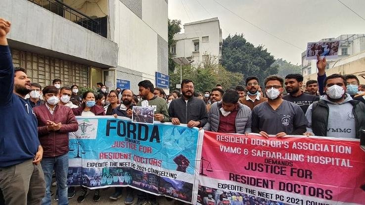 Resident doctors announce to end strike amid rising corona threat in Delhi