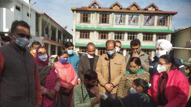 जयसिंहपुर : आलमपुर में विधायक रविंद्र रवि धीमान ने किया वेक्सिंनेशन का शुभारंभ