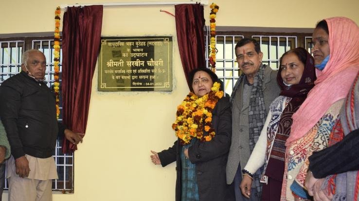 Minister Sarveen Choudhary inaugurating the community hall at Kuthehar, Shahpur.
