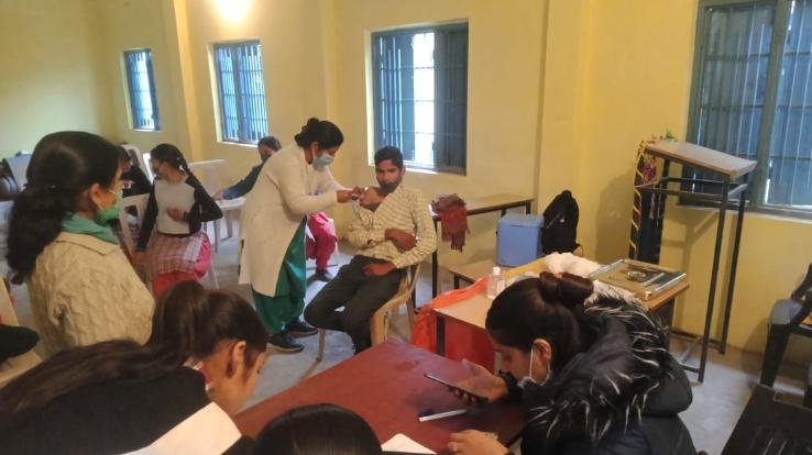 Dadlaghat: In Navgaon, 15 to 18 year old children were given corona vaccine