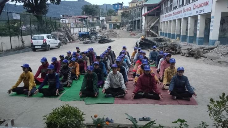 Darlaghat: The importance of yoga was told to the students in the Government Adarsh Senior Secondary School, Dhundan.