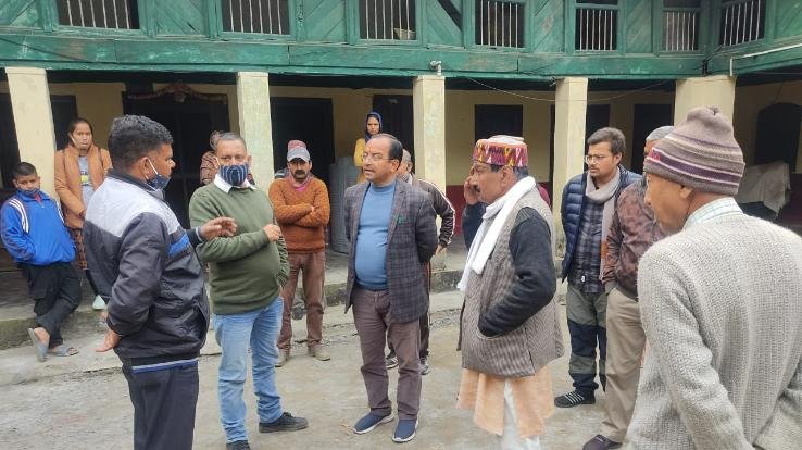 Palampur: BJP State General Secretary Trilok Kapoor met the affected families in the theft incident