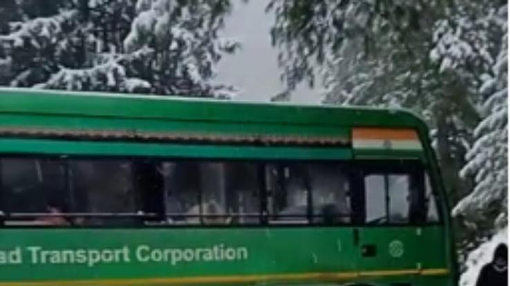 रामपुर : बर्फबारी के चलते एन एच -5 रामपुर शिमला मार्ग वाहनों की आवाजाही के लिए बंद