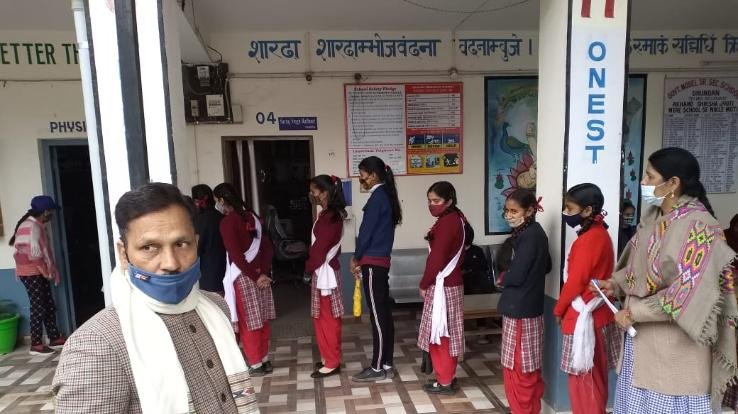 Dadlaghat: The first dose of vaccine was administered to students between the ages of 15 and 18 in Dhundan.