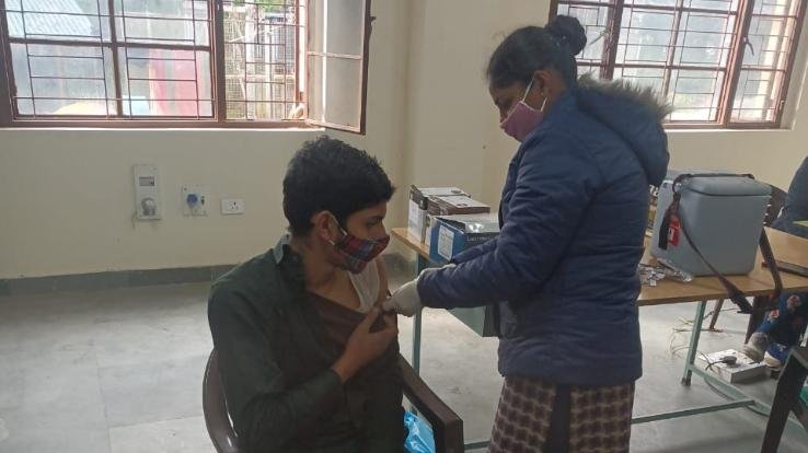 जयसिंहपुर : राजकीय बहुतकनिकी संस्थान तलवाड में 15 से 18 वर्ष के विद्यार्थियों को किया गया वैक्सीनेट