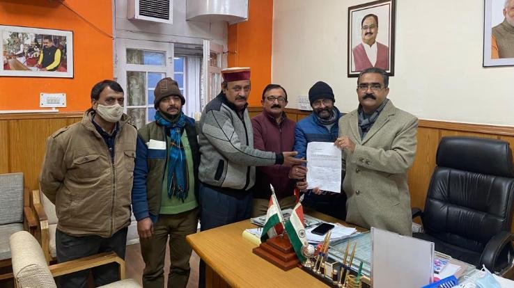 जसवां:परागपुर : बस सुविधा चलाने के लिए प्रदेश उद्योग एवम परिवहन मंत्री बिक्रम सिंह ठाकुर से मिला प्रतिनिधिमंडल