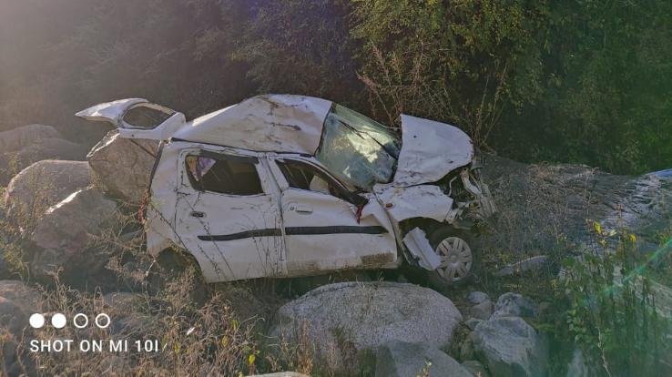 शिमला : ऑल्टो कार हुई दुर्घटनाग्रस्त 