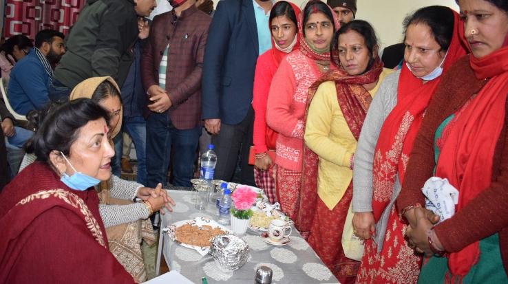 Minister Sarveen Chaudhary listened to public problems in Sihunva