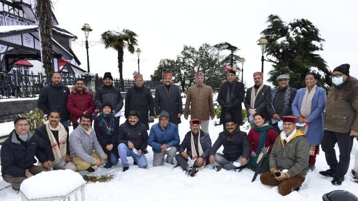 शिमला : राज्यपाल ने मुख्यमंत्री के साथ लिया बर्फ का आनंद