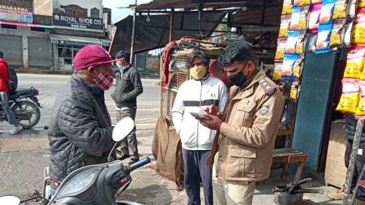 इंदौरा : पुलिस थाना डमटाल व इन्दौरा में पुलिस ने मास्क न लगाने वालो से वसूल किया जुर्माना