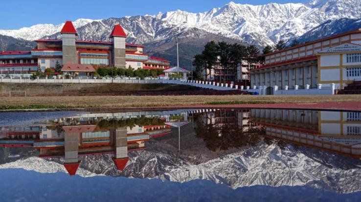 Dharamsala: After the snowfall in the tourist city Triund, the plains bloomed like silver from the sun