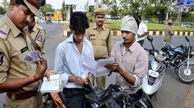 Shahpur police cut challans of 11 people walking without masks