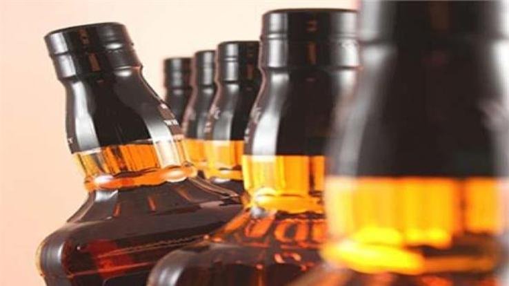Shahpur: Police recovered 9 bottles of illegal country liquor from a person going on foot
