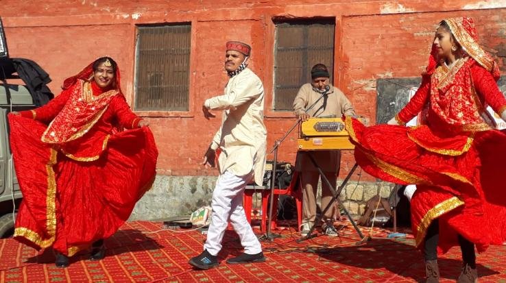 Dharamshala: Artists told the achievements of the state government through street plays