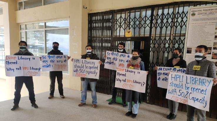 Shimla: ABVP HPU unit held a silent demonstration outside the library