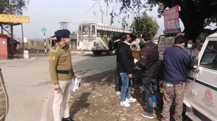 देहरा: संसारपुर टेरेस टोल बैरियर पर बिना मासक यात्रा कर रहे लोगों के हुए कोरोना टेस्ट