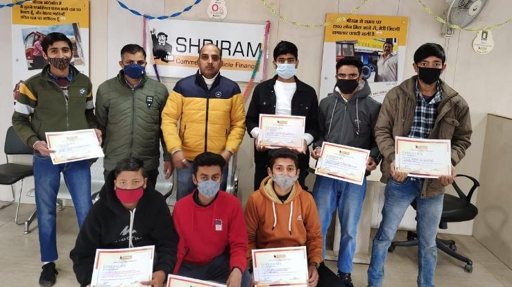 दाड़लाघाट : ब्रांच कार्यालय में श्री राम ट्रांसपोर्ट फाइनेंस कंपनी ने क्षेत्र के मेधावी स्कूली विद्यार्थियों को बांटी स्कालरशिप राशि