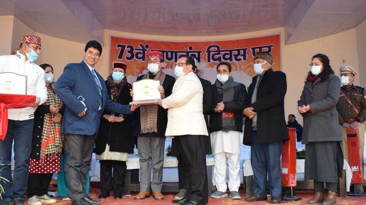 Solan: Vipin Singh Parmar honored the eligible persons for their best services
