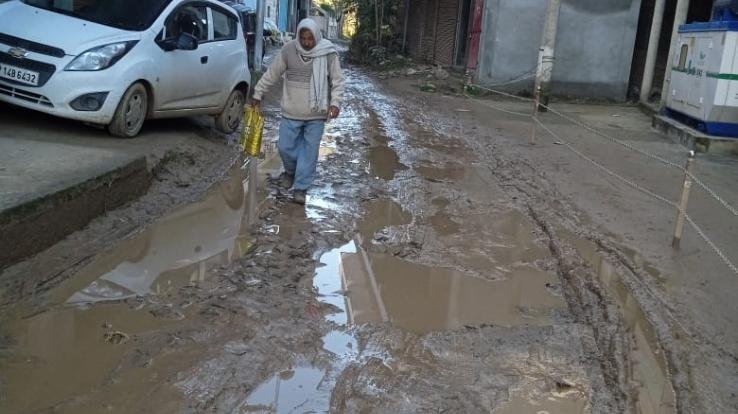 कुनिहार: छात्र वरिष्ठ माध्यमिक विद्यालय कुनिहार से डुमेहर-भूमति सड़क व शिव गुफा को जाने वाले लिंक रोड की हालत दयनीय 