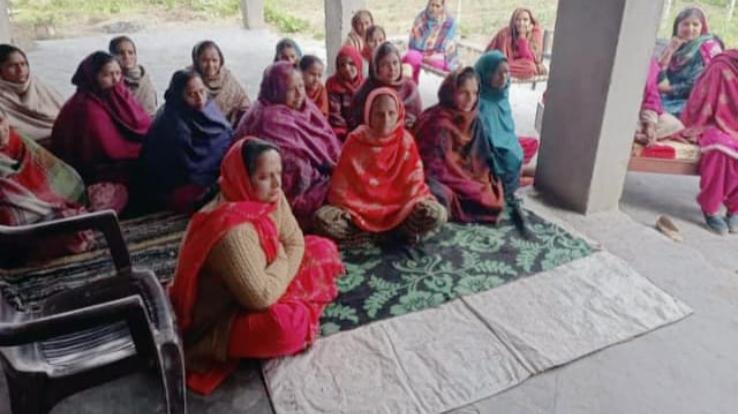 ज्वालामुखी : अधवानी में महिलाओं ने सुना प्रधानमंत्री का मन की बात कार्यक्रम