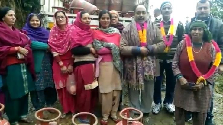 Gas supply reached after 75 years, atmosphere of happiness among villagers, expressed gratitude to MLA Prakash Rana