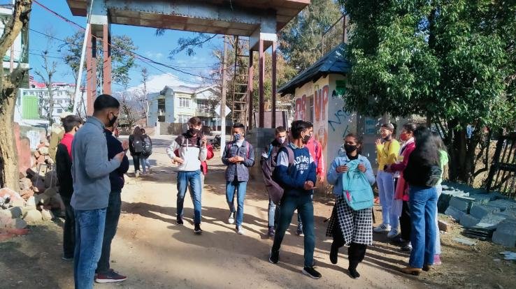Dharamshala: The workers of Akhil Bharatiya Vidyarthi Parishad welcomed the teachers and students