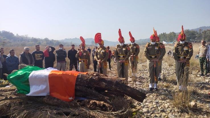 Dehra: Soldier Varinder cremated with military honors