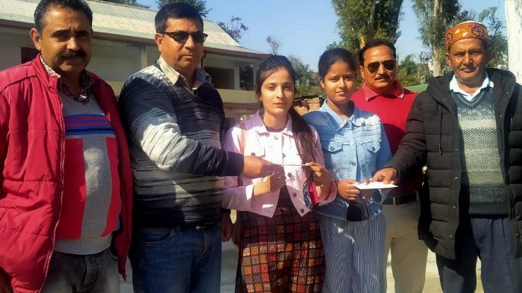 DadaSiba: Retired Principal rewarded two meritorious students of the school