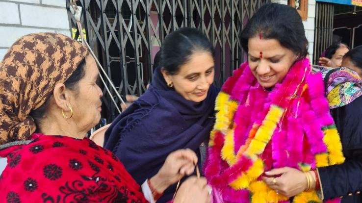 Sarkaghat: District councilor went door to door and heard public problems